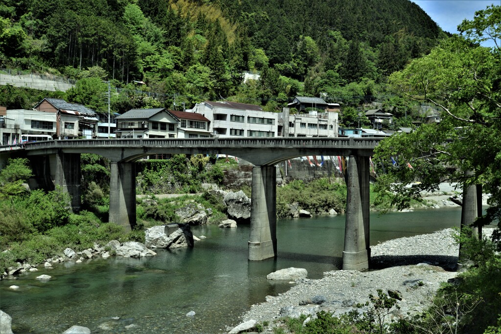 深山の街道橋。。。！