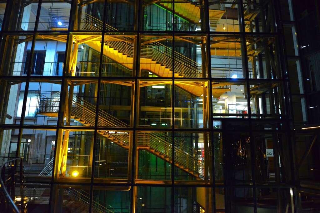 硝子のビル灯り　。。。！