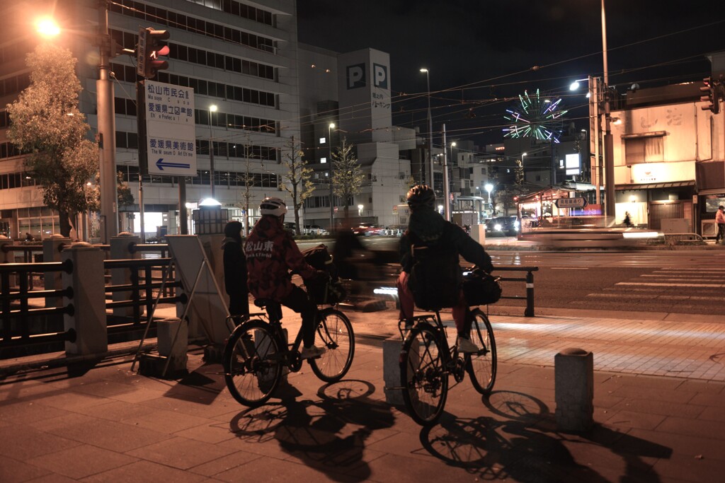 堀端の夜　①。。。！