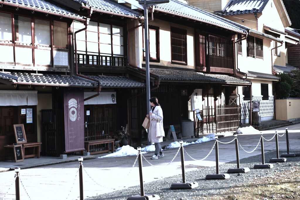 雪の残る町並を歩く　①。。。！