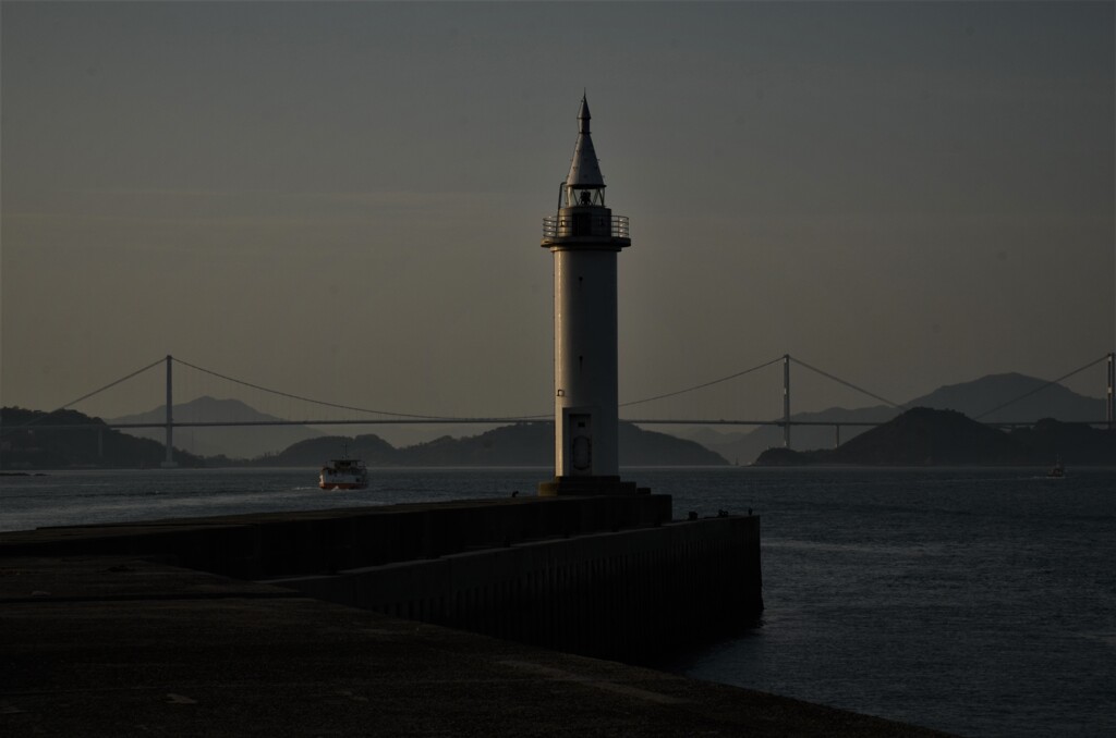 港を出てゆく、連絡船。。。！