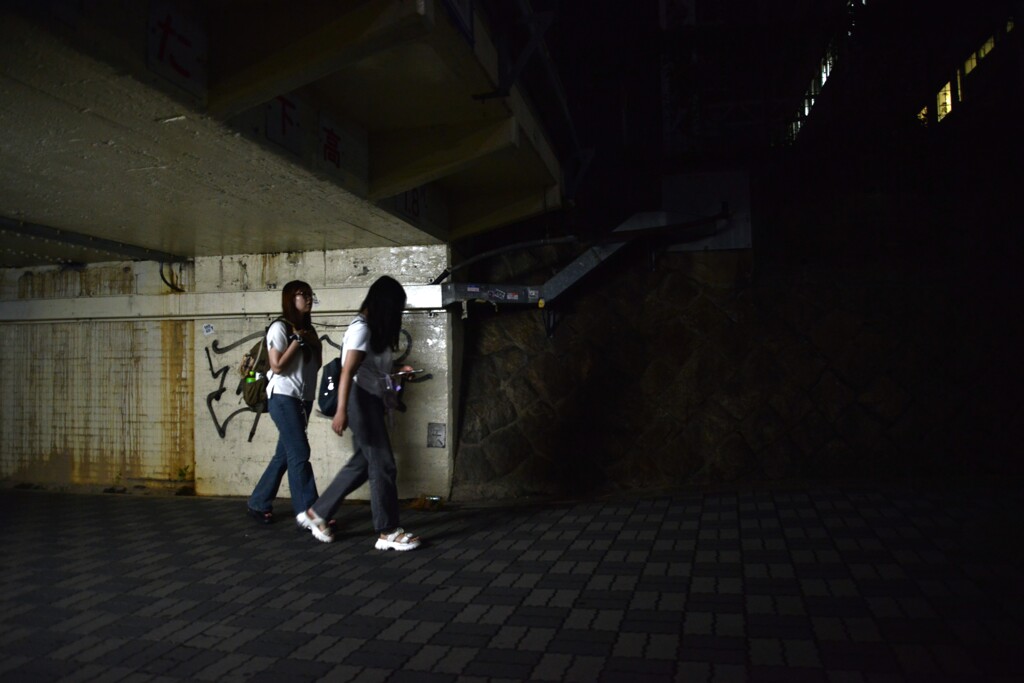 宵闇のガード下　。。。！