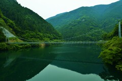 静寂と湖畔の吊り橋。。。！