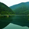 静寂と湖畔の吊り橋。。。！