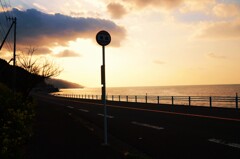 夕暮の海岸線。。。！