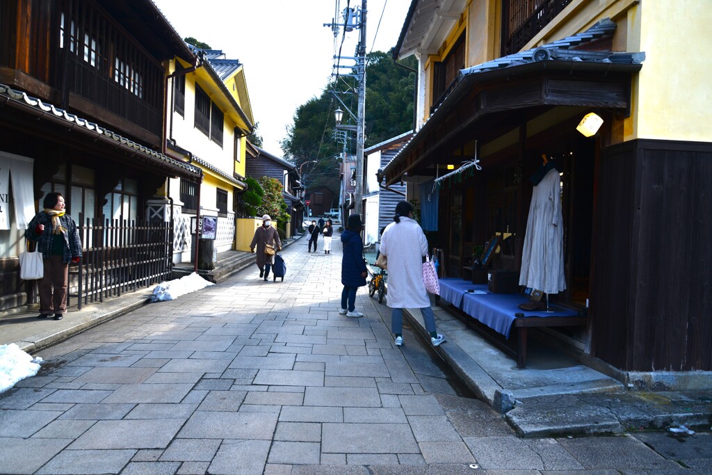 雪の残る町並を歩く　⑥。。。！
