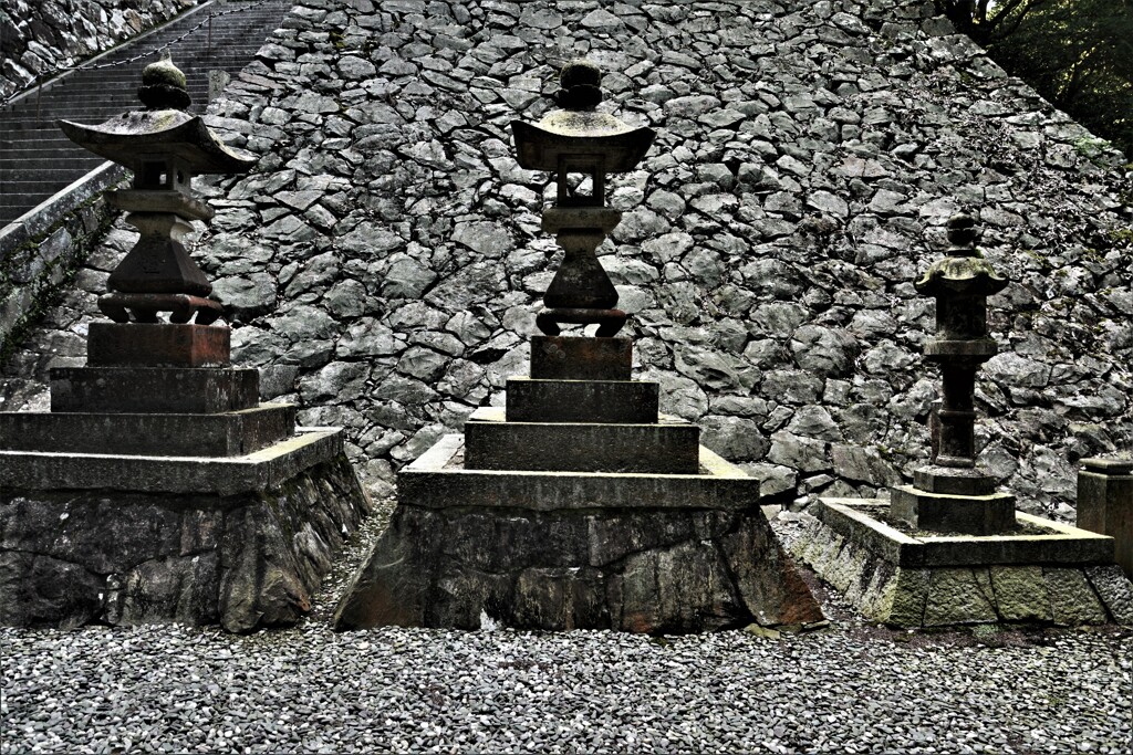 石鎚神社．．石灯篭　⑤。。。！