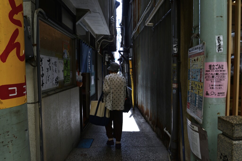 路地裏を歩く　①。。。！
