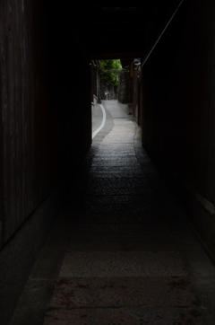 細く延びる石畳。。。！