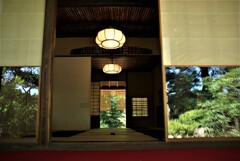 襖をあけ放つ　。。。！