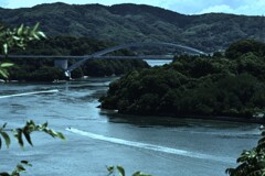美しいアーチ橋と漁船　①。。。！