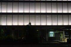 ビル街にある白壁。。。！