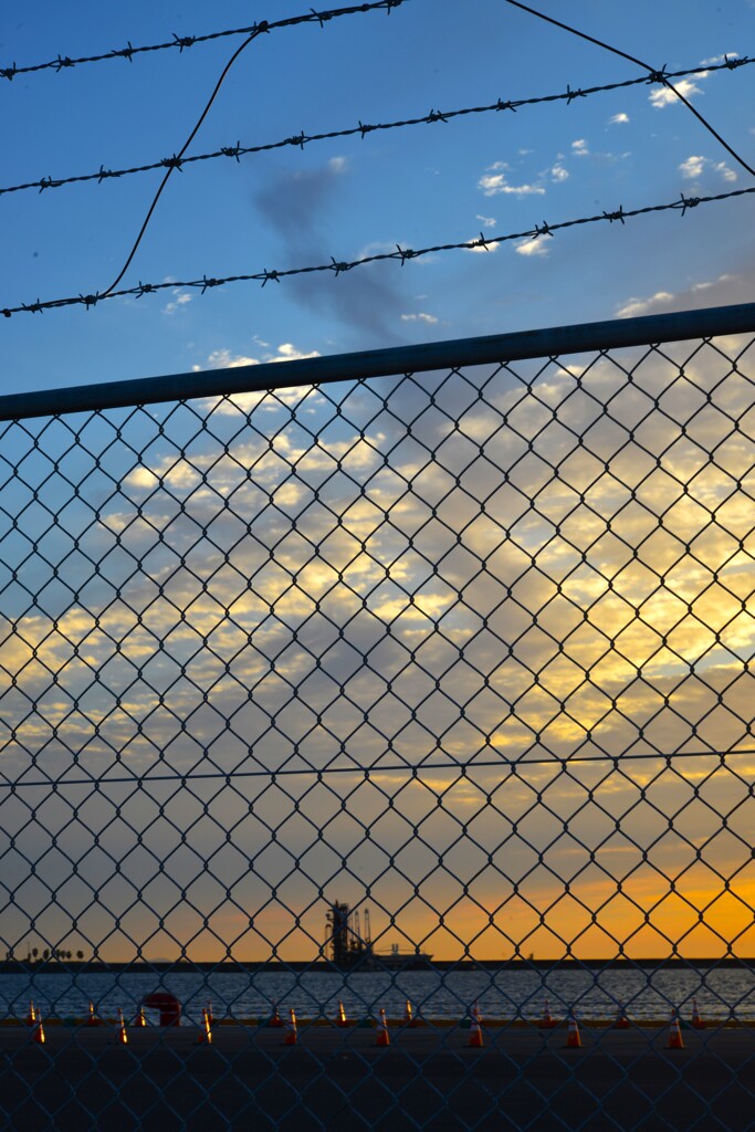 フェンスの向うの夕暮れ　①。。。！