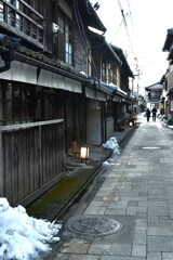 雪の残る町並を歩く　➂。。。！