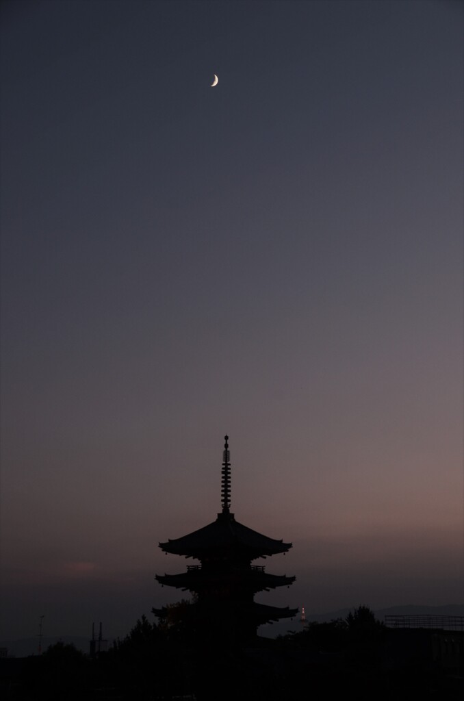 三日月と八坂の塔。。。！