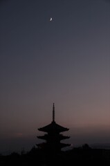三日月と八坂の塔。。。！