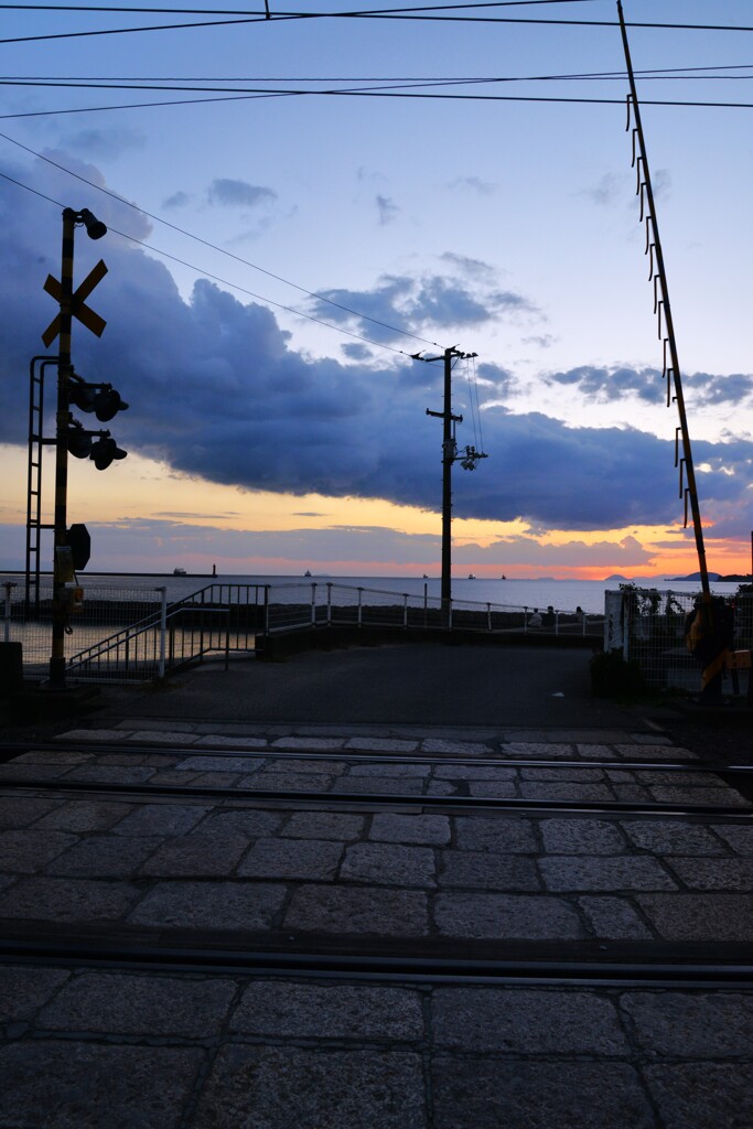 夕暮れの踏切り　①。。。！