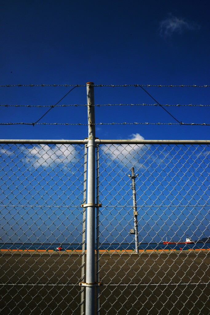 フェンス越しの空　➂。。。！