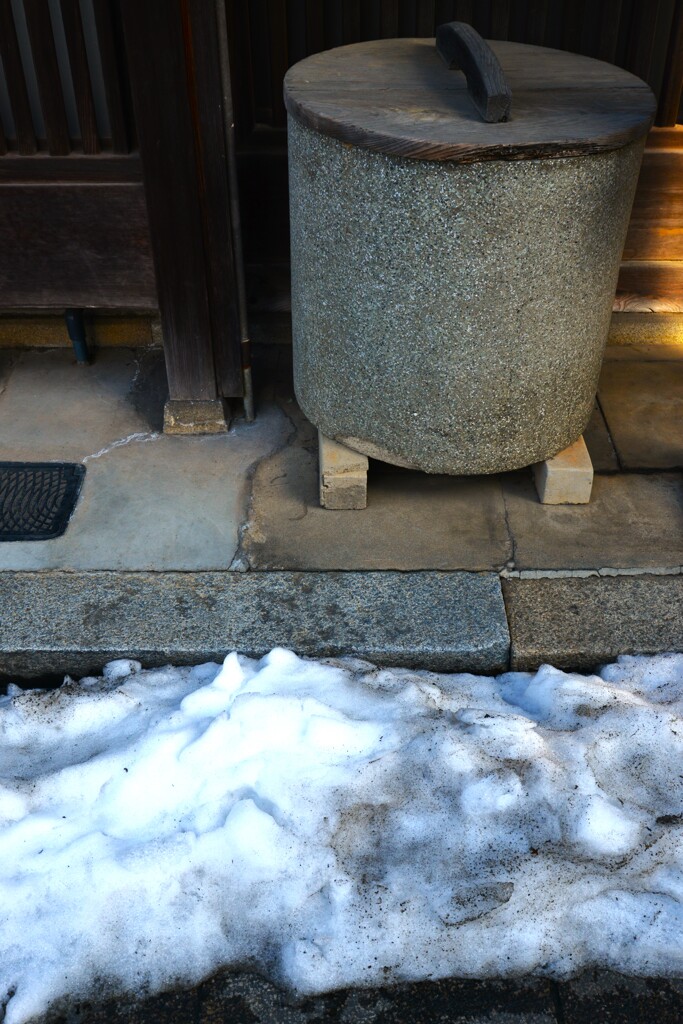 雪の残る町並を歩く　⑤。。。！