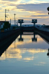 河川に映る夕景。。。！