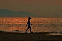 夕陽に染まる女性。。。！