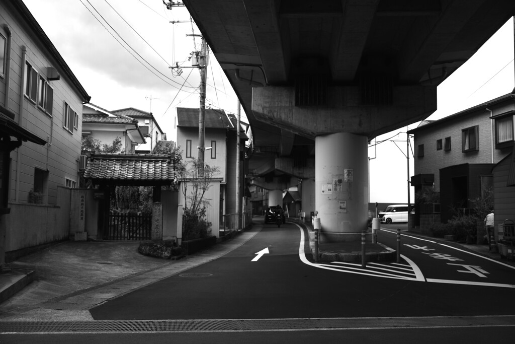 ガード下の光景　➂。。。！