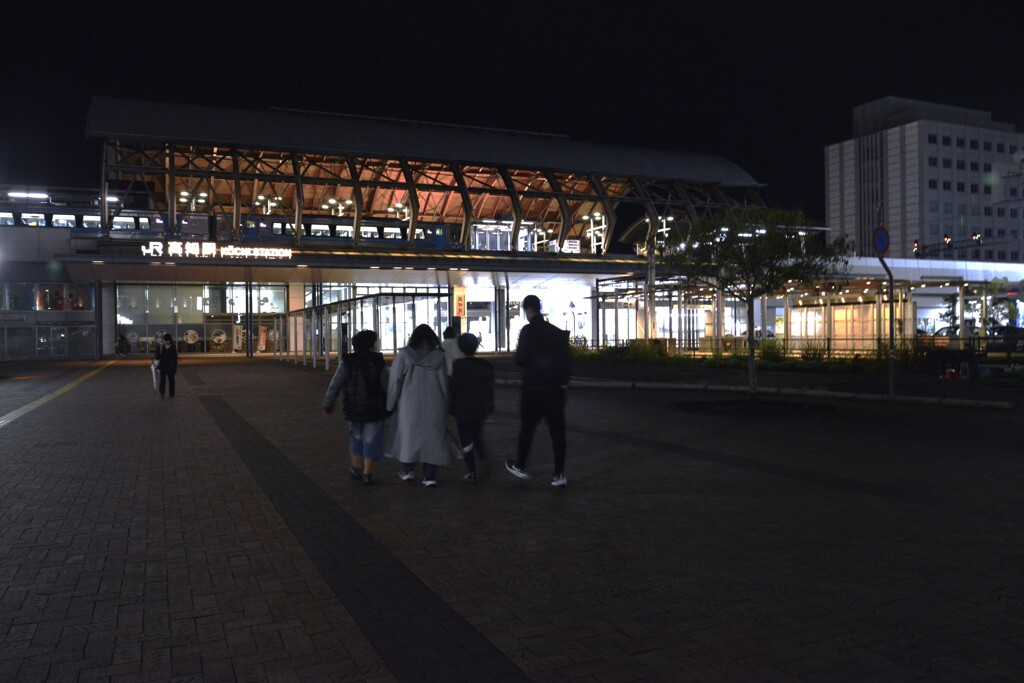 夜の高知駅前　⑥。。。！