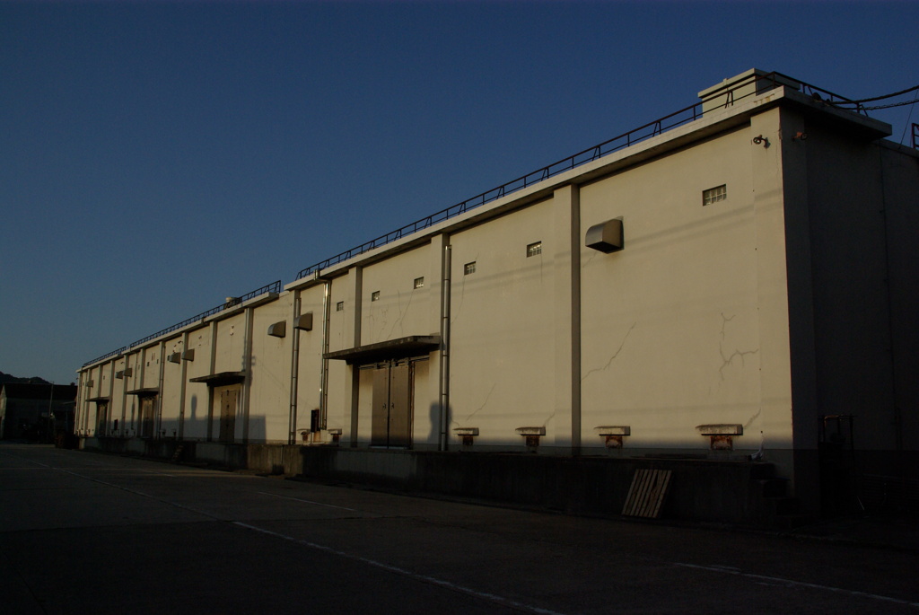 日暮れて、、海岸倉庫。。。！