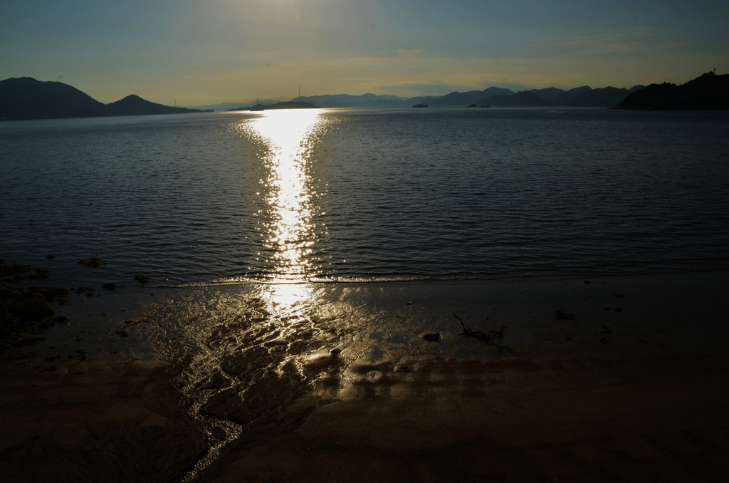 島の砂浜に夕日が、沈む。。。！