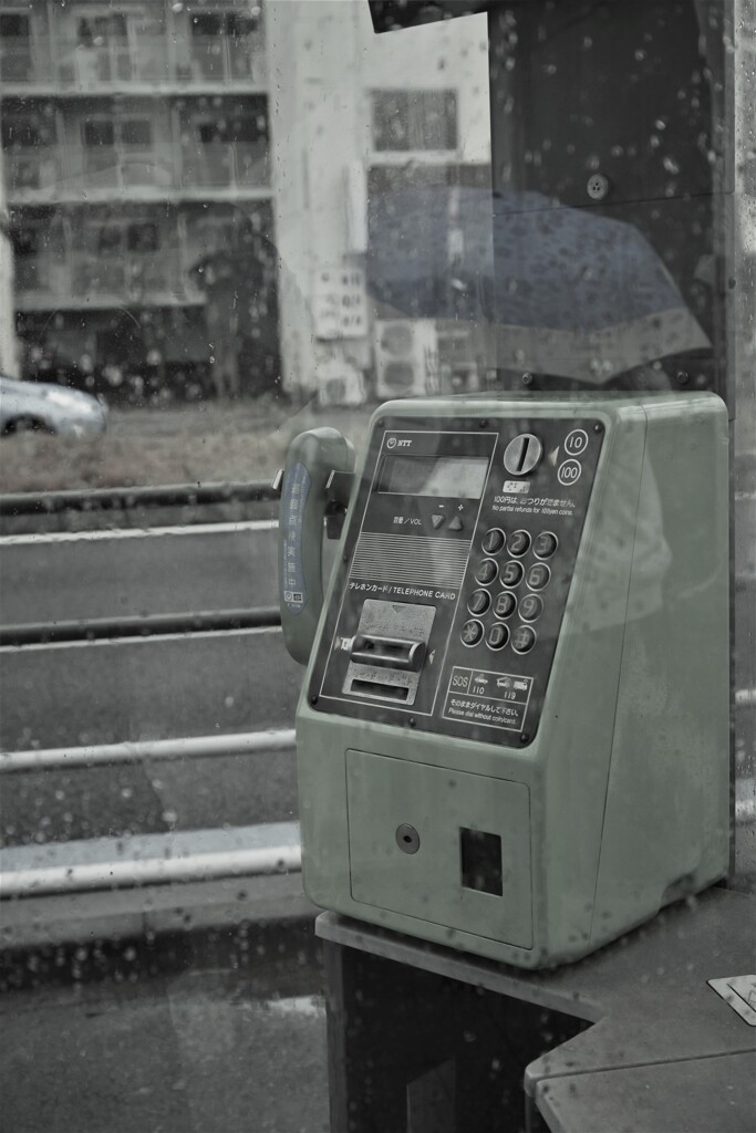 電話ボックスのそとは雨。。。！