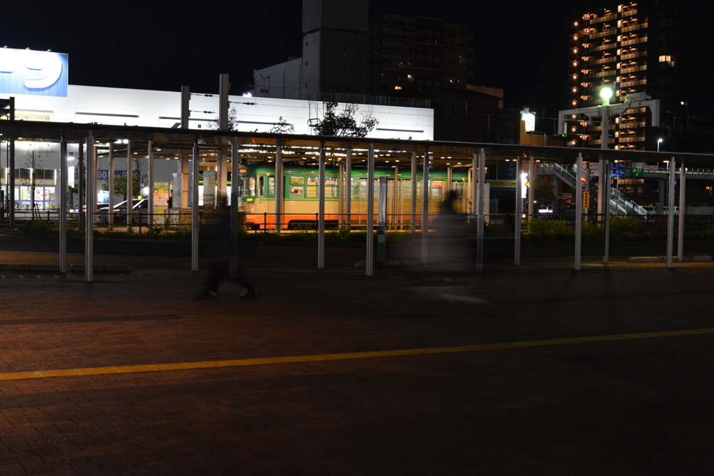 夜の高知駅前　⑤。。。！