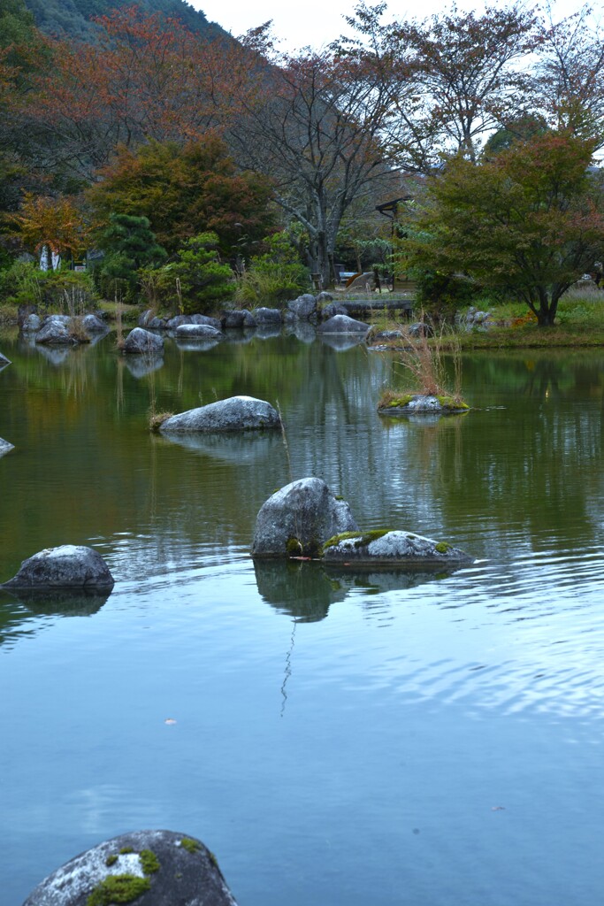 秋めく山里の庭園　②。。。！