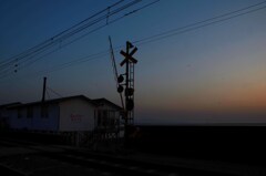 夕闇の踏切。。。！