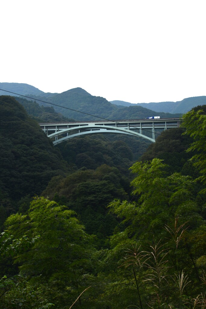 山間に架かる橋　➂。。。！