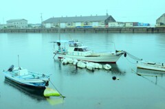 雨に煙る漁港　②。。。！