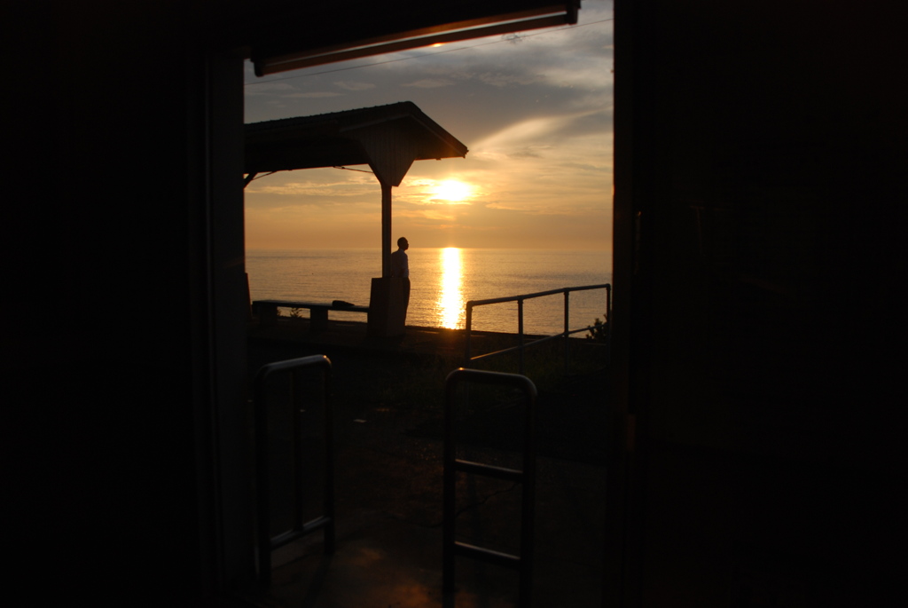 海に一番近い駅。。。！　夕景①