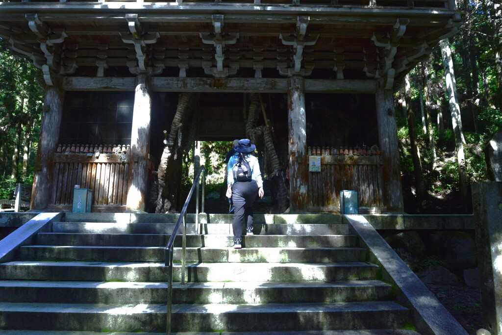 山に抱かれた山門　②。。。！