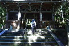 山に抱かれた山門　②。。。！