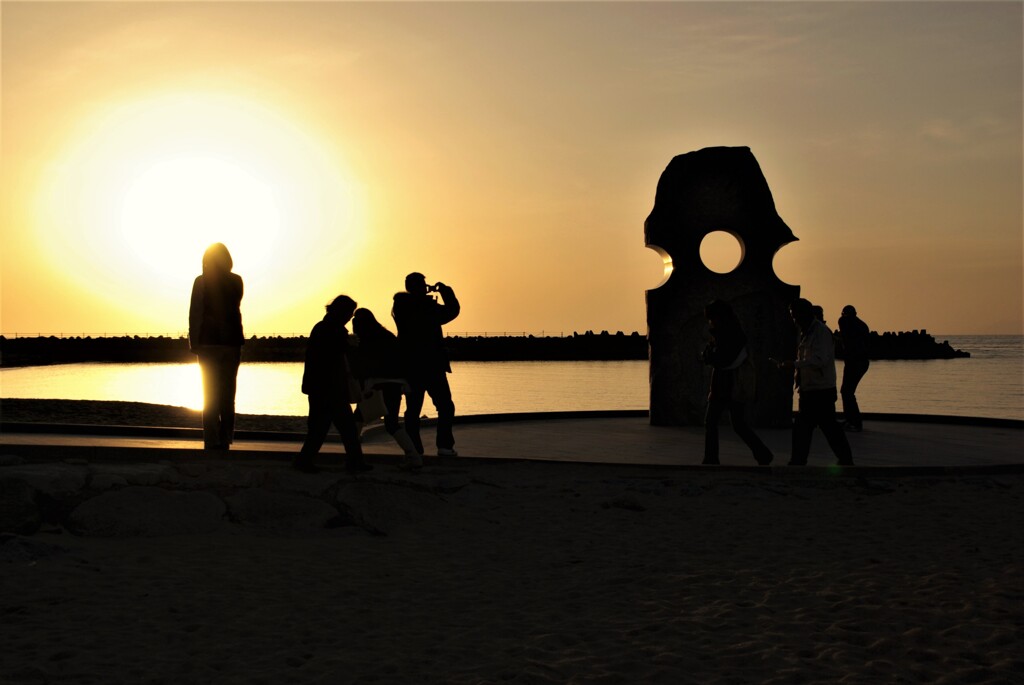 夕暮れの海辺に集う。。。！