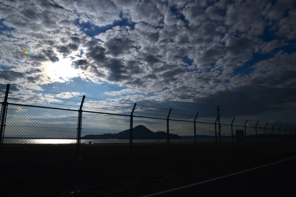 フェンス越しの空　➂。。。！