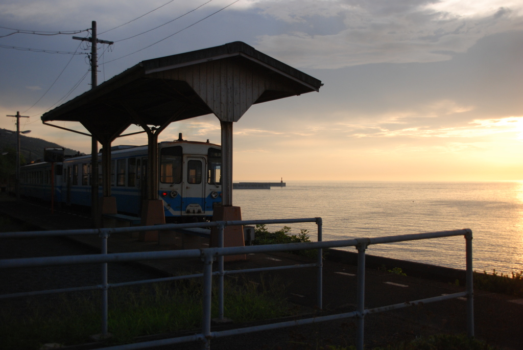 海に一番近い駅。。。！　夕景②