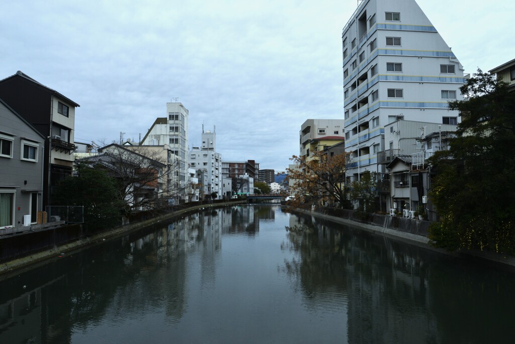 川辺りの街　➂。。。！