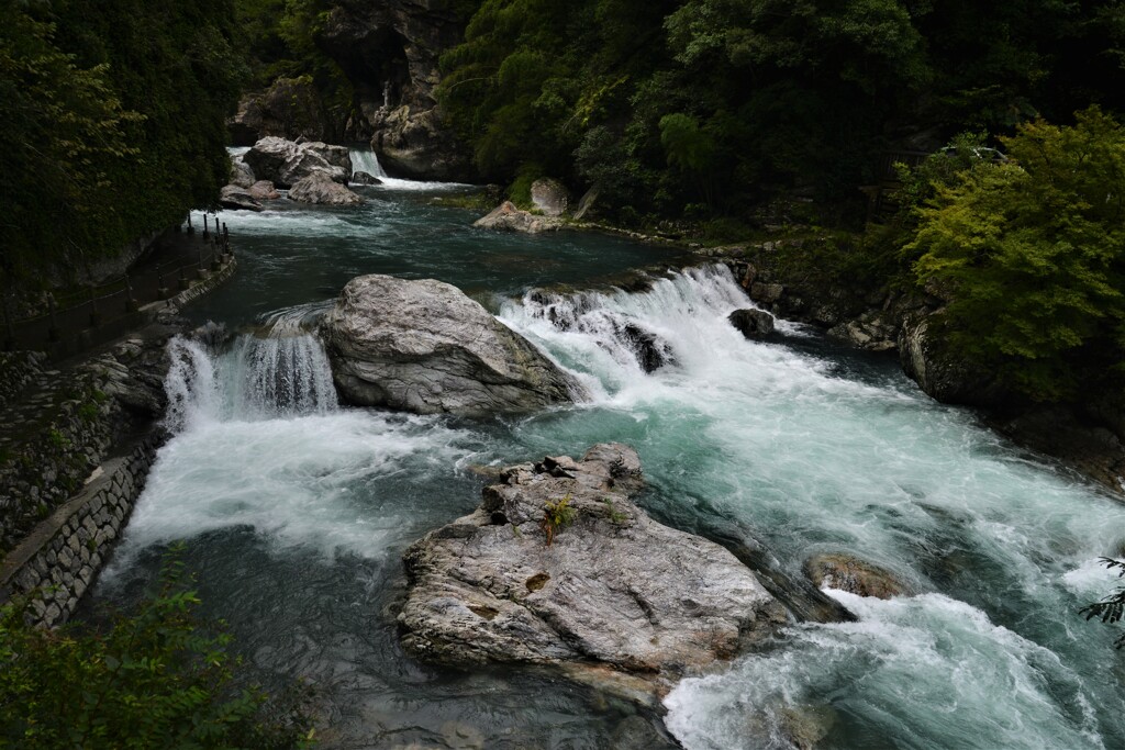 中津渓谷．．滔々と②。。。！