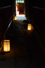 路地の灯り。。。！