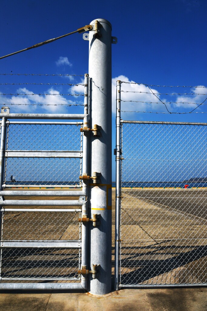 フェンス越しの空　➁。。。！