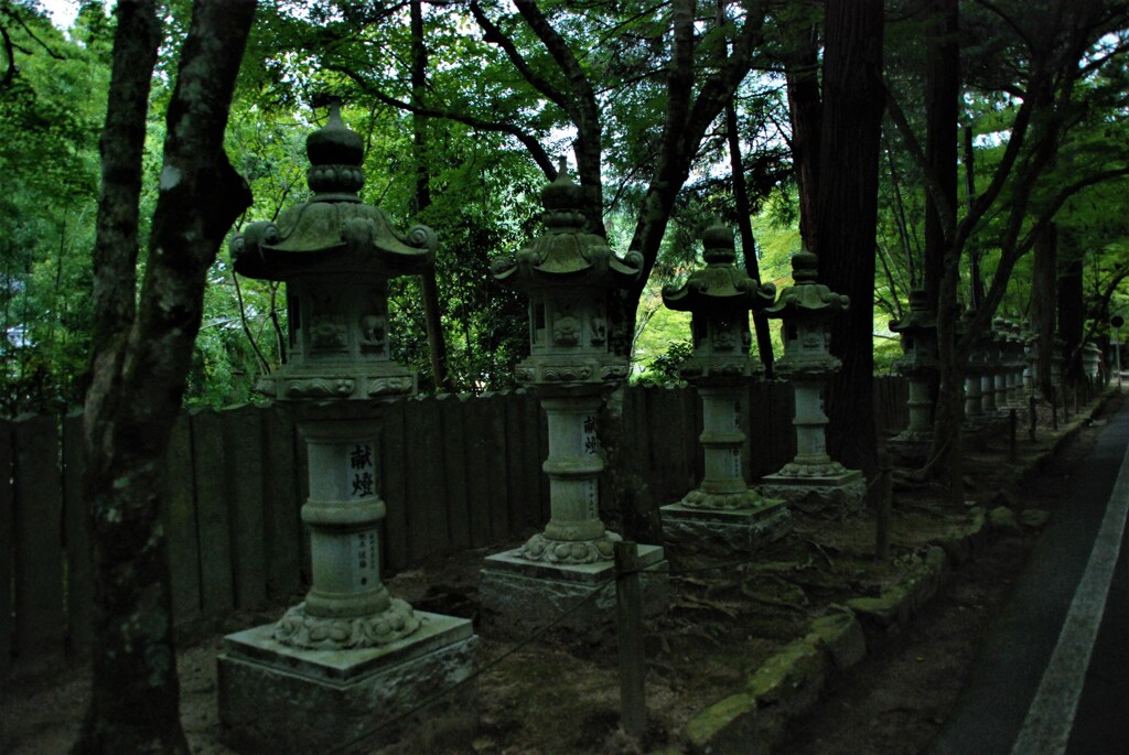 佛通寺の石灯篭　②。。。！
