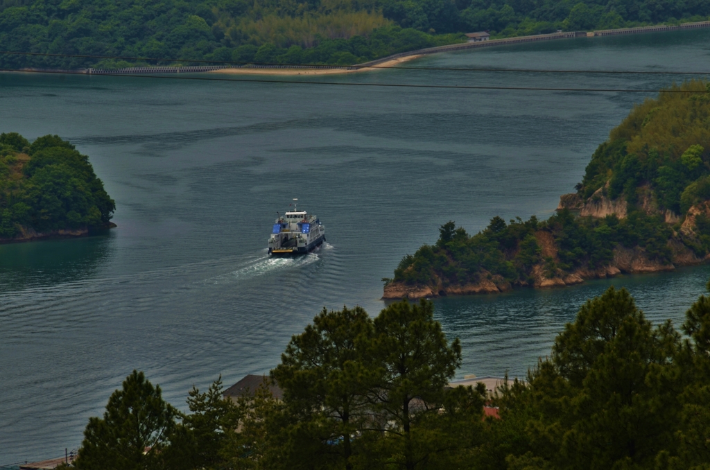 小さな島々を、渡船が行き交う。。。！