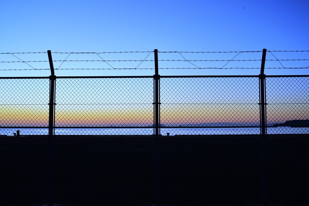 夕暮れのフェンス通り　①。。。！