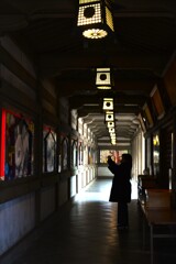 回廊の散り椿　①。。。！