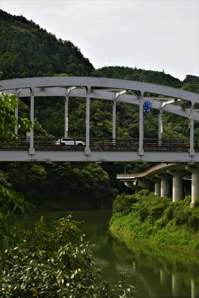湖畔に架かるアーチ橋　②。。。！